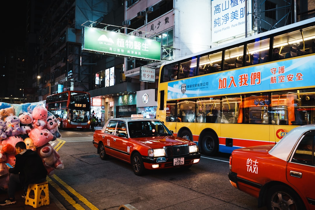 你不是心軟,你是不敢拒絕——害怕說「不」的心理學 4 香港街頭夜景——集體主義文化下拒絕別人的壓力
